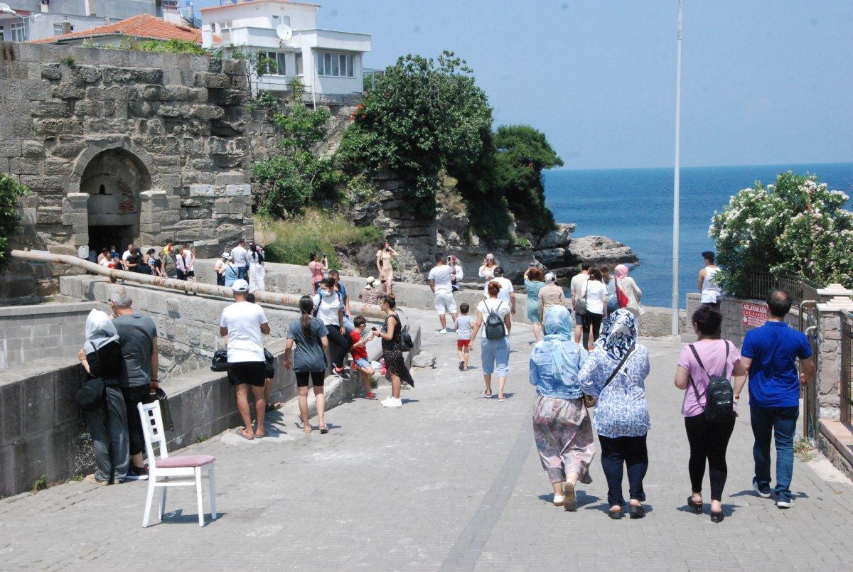 Amasra'da plajlar doldu, şemsiye açacak yer kalmadı