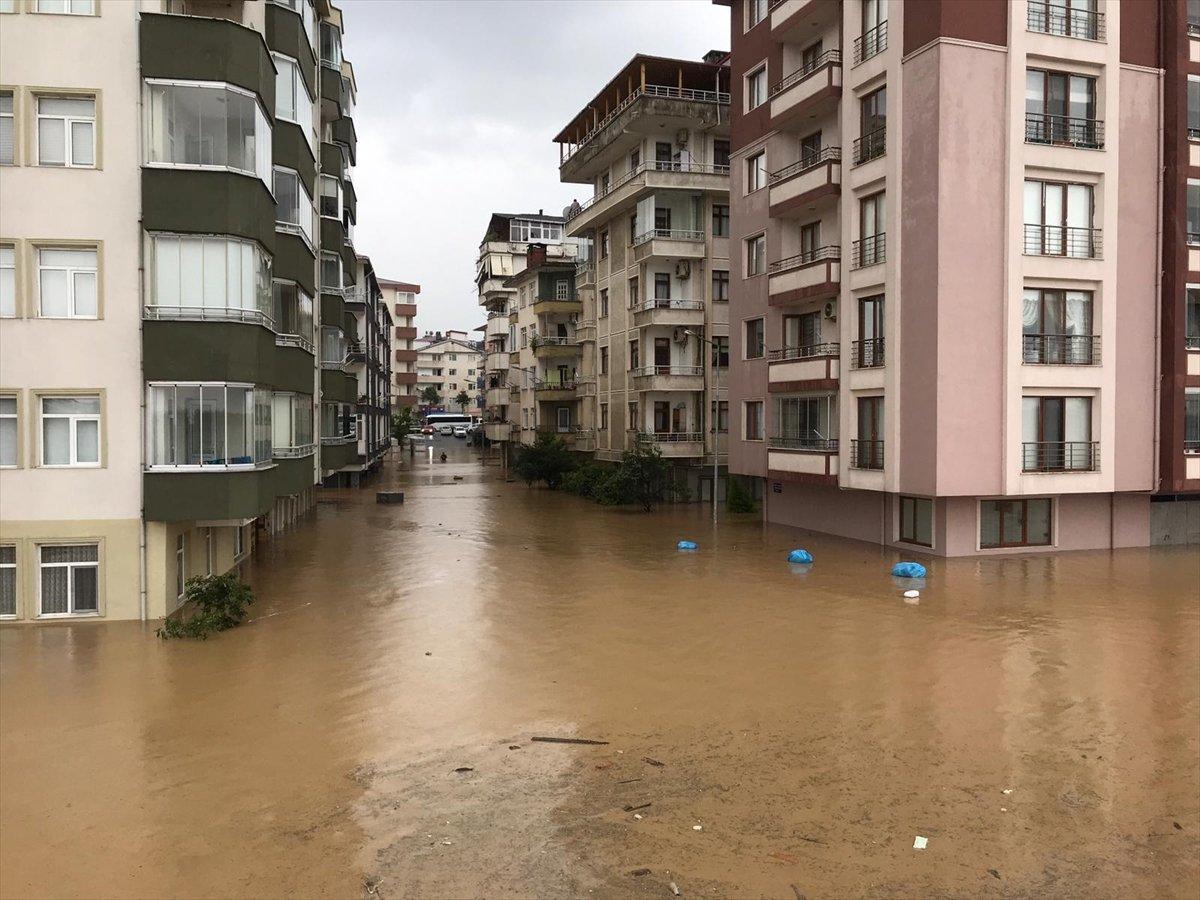 Doğu Karadeniz'de sağanak yağış etkisini gösterdi