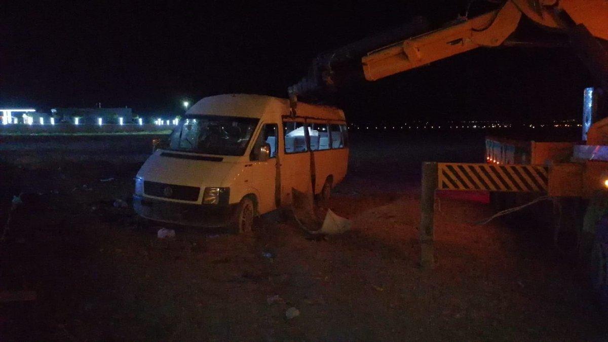 Konya'da mevsimlik işçileri taşıyan minibüs şarampole devrildi: 1 ölü