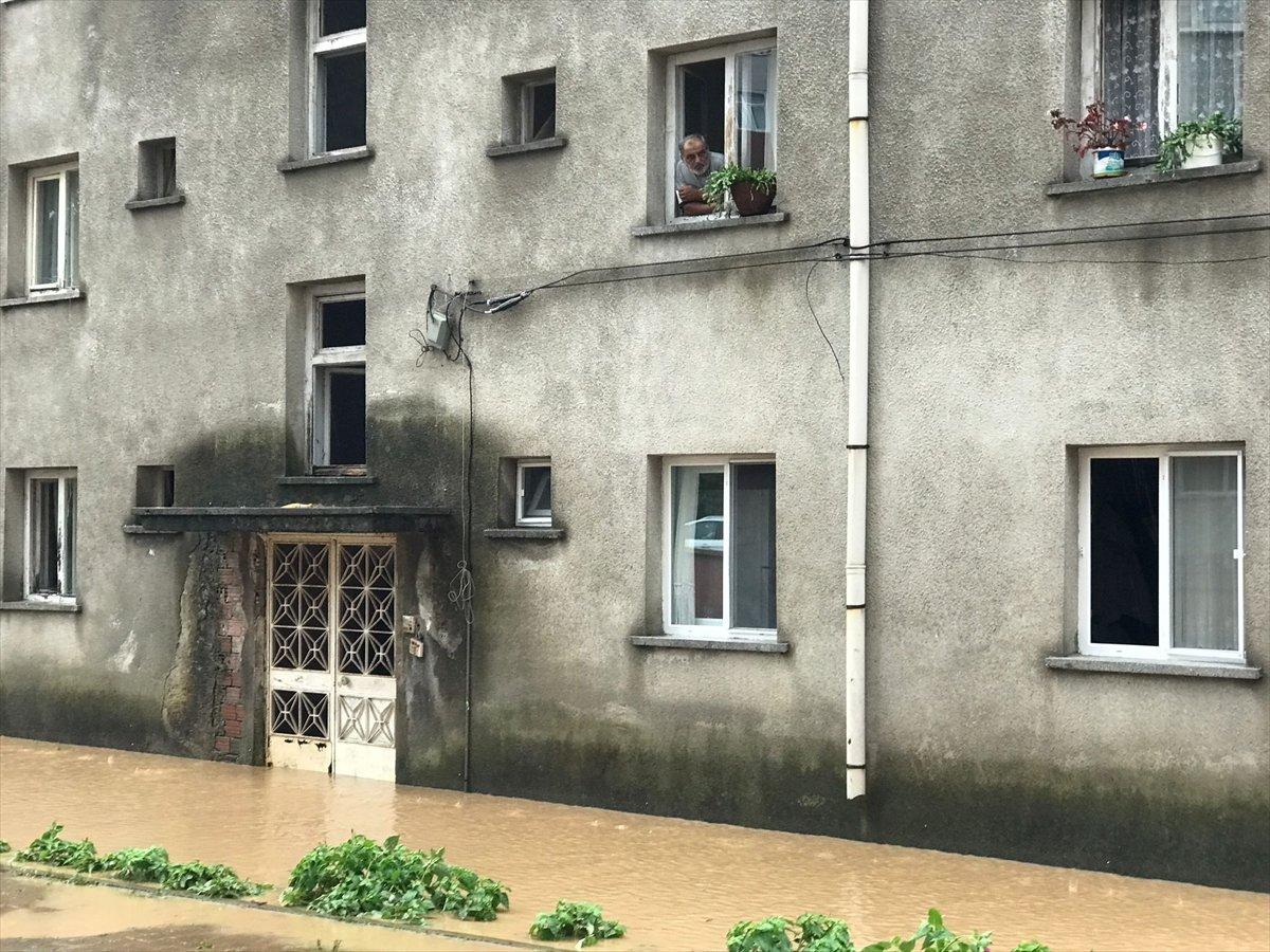 Doğu Karadeniz'de sağanak yağış etkisini gösterdi