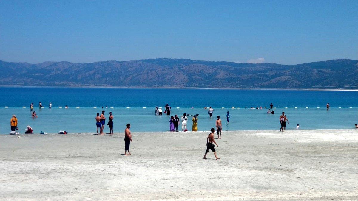 Salda Gölü'nde yasaklar unutuldu: Nargile içip, çamur banyosu yaptılar