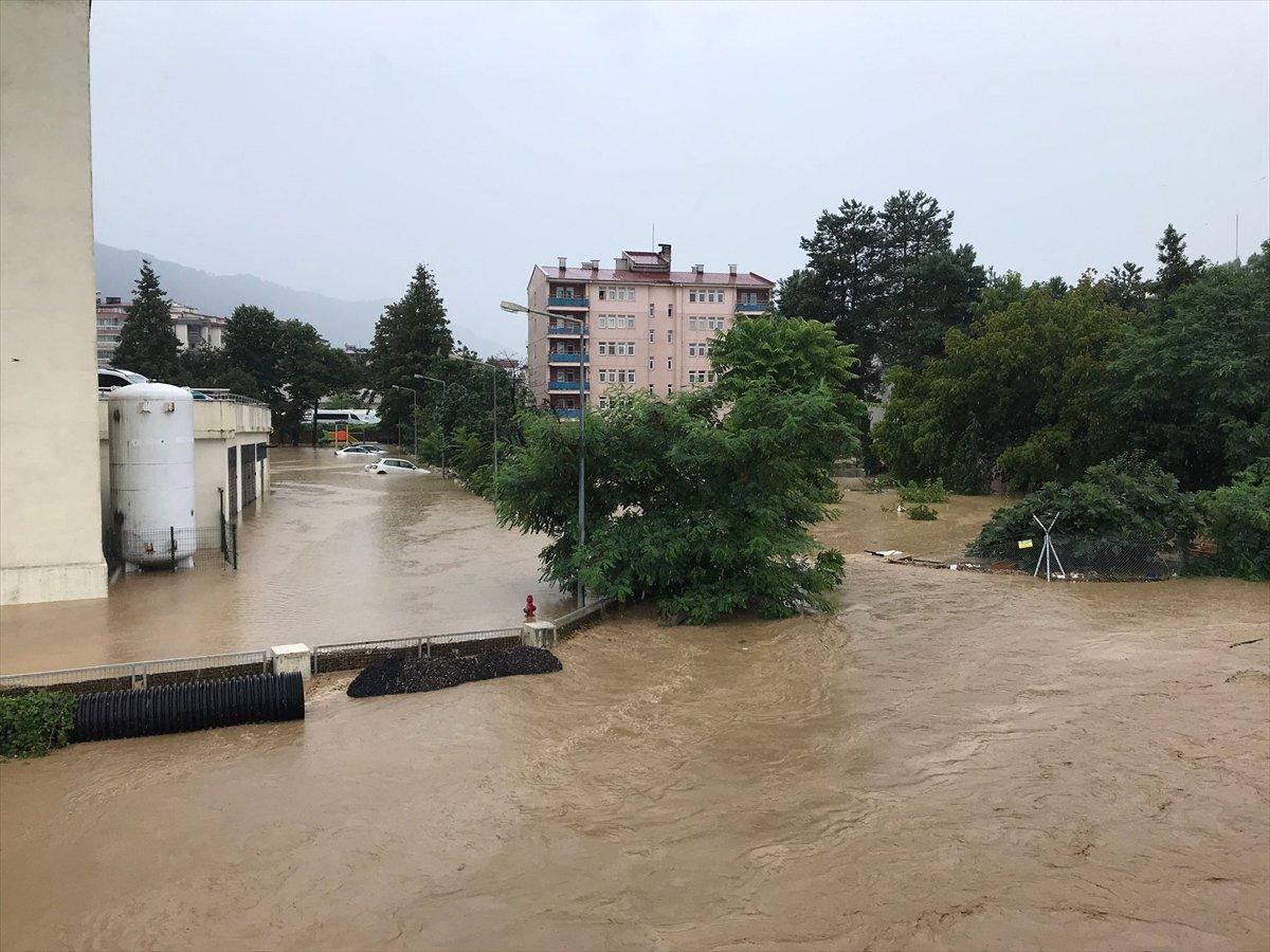 Doğu Karadeniz'de sağanak yağış etkisini gösterdi