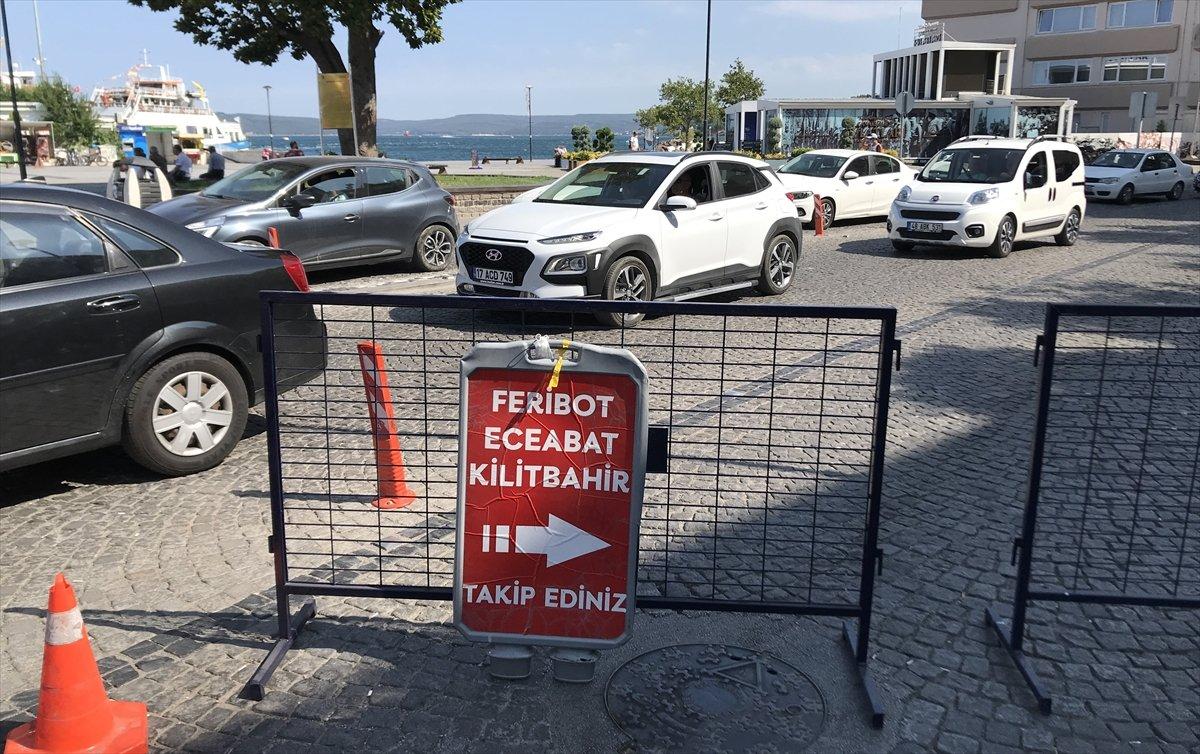 Çanakkale'deki feribot iskelelerinde tatilci yoğunluğu