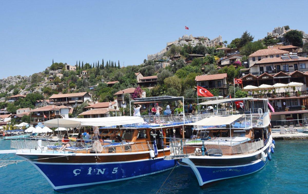 Kekova yerli ve yabancı turistlerin akınına uğradı