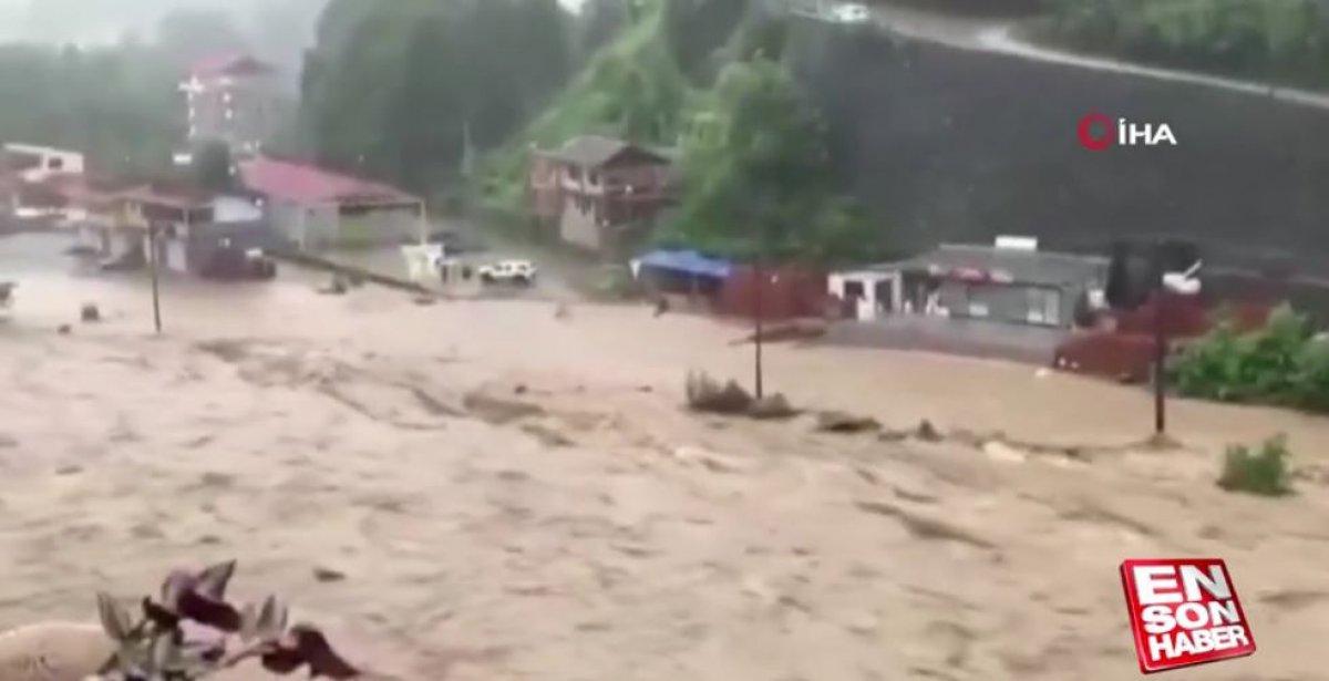 Doğu Karadeniz'de sağanak yağış etkisini gösterdi