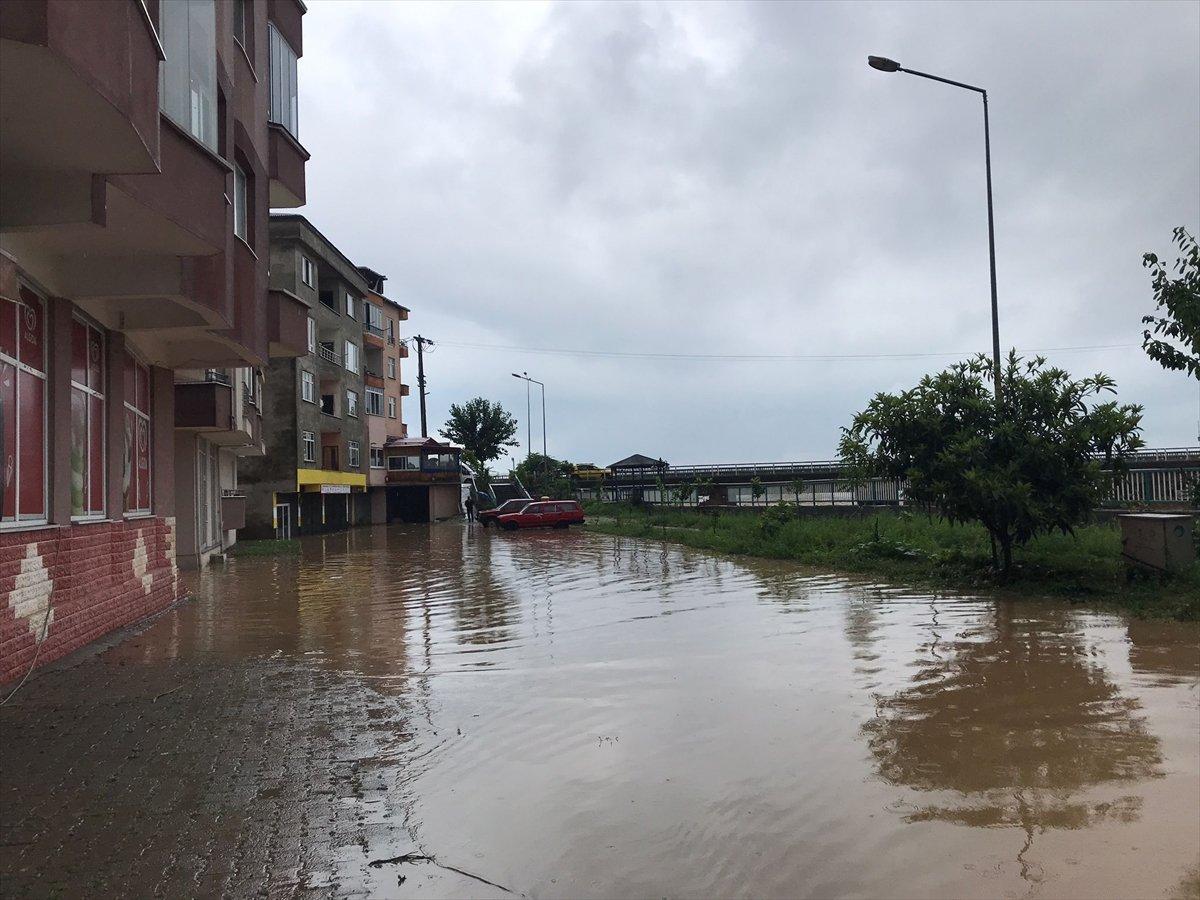 Doğu Karadeniz'de sağanak yağış etkisini gösterdi