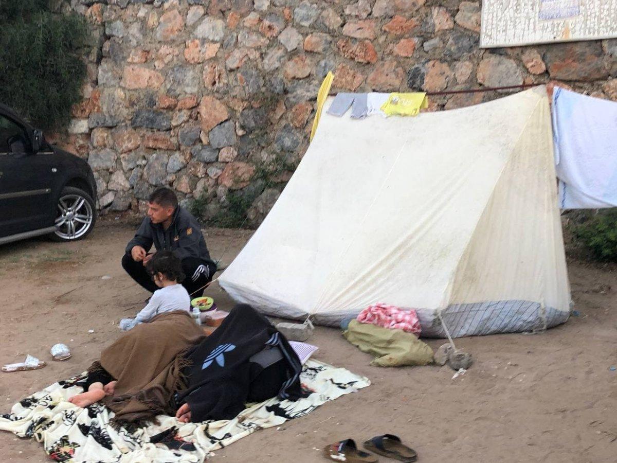 Antalya'da otellerde yer kalmayınca tatilciler dışarıda yattı