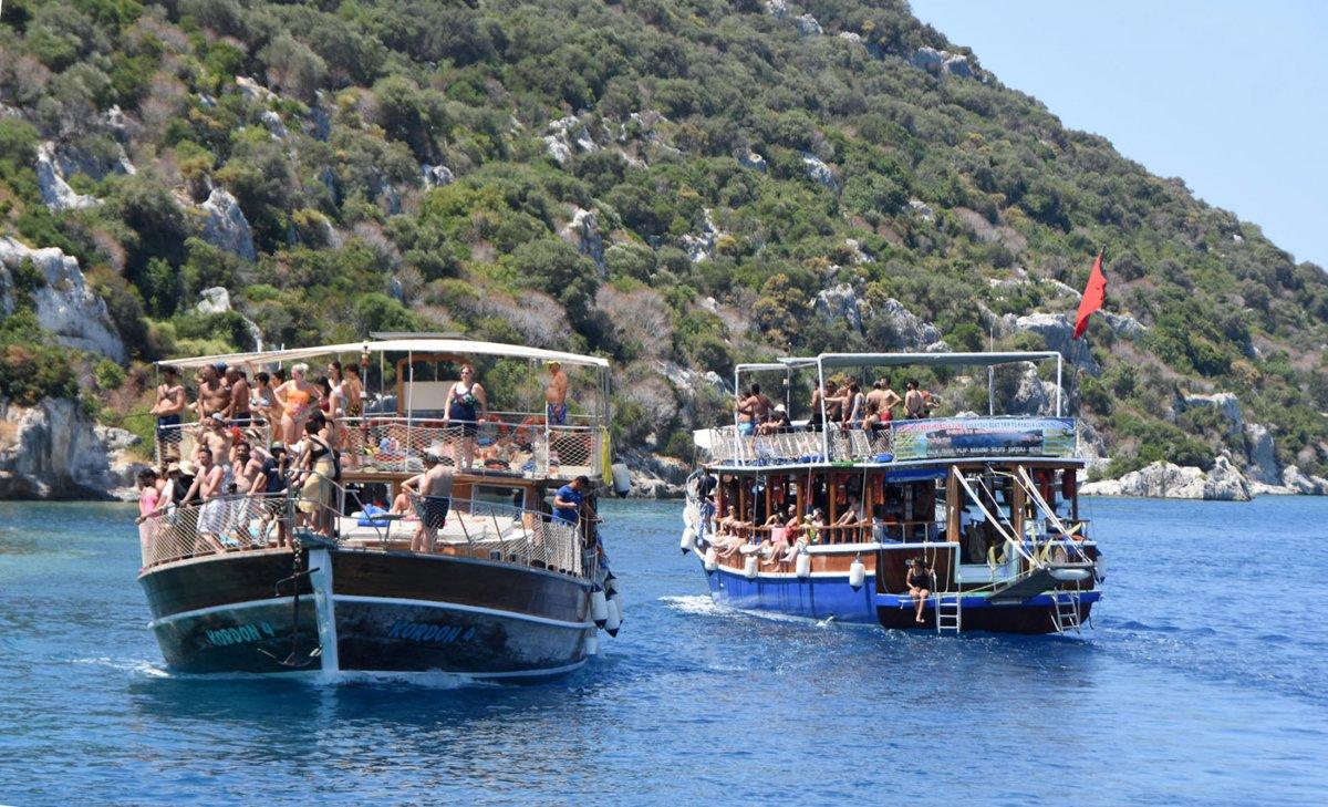 Kekova yerli ve yabancı turistlerin akınına uğradı