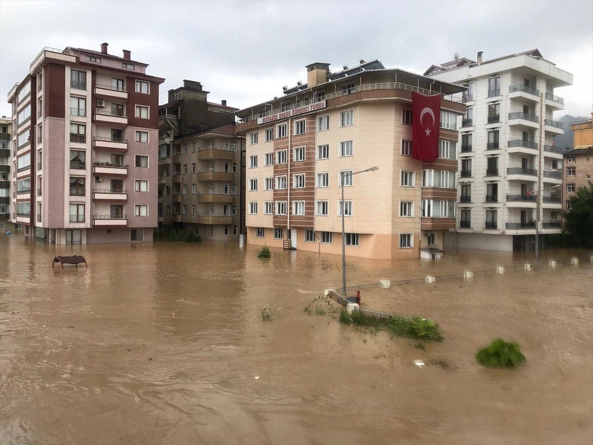 Doğu Karadeniz'de sağanak yağış etkisini gösterdi
