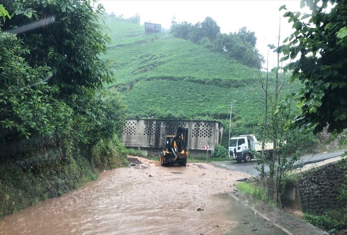 Doğu Karadeniz'de sağanak yağış etkisini gösterdi