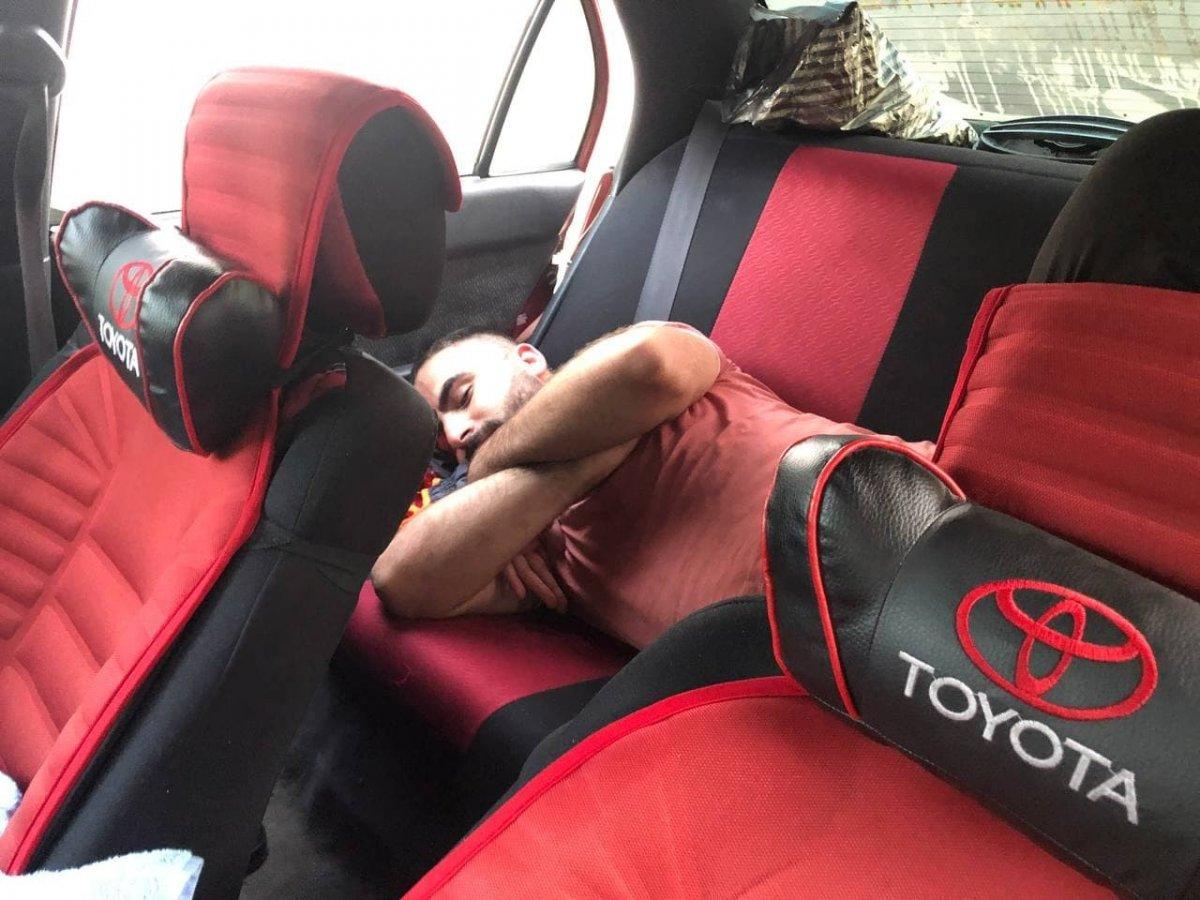 Antalya'da otellerde yer kalmayınca tatilciler dışarıda yattı