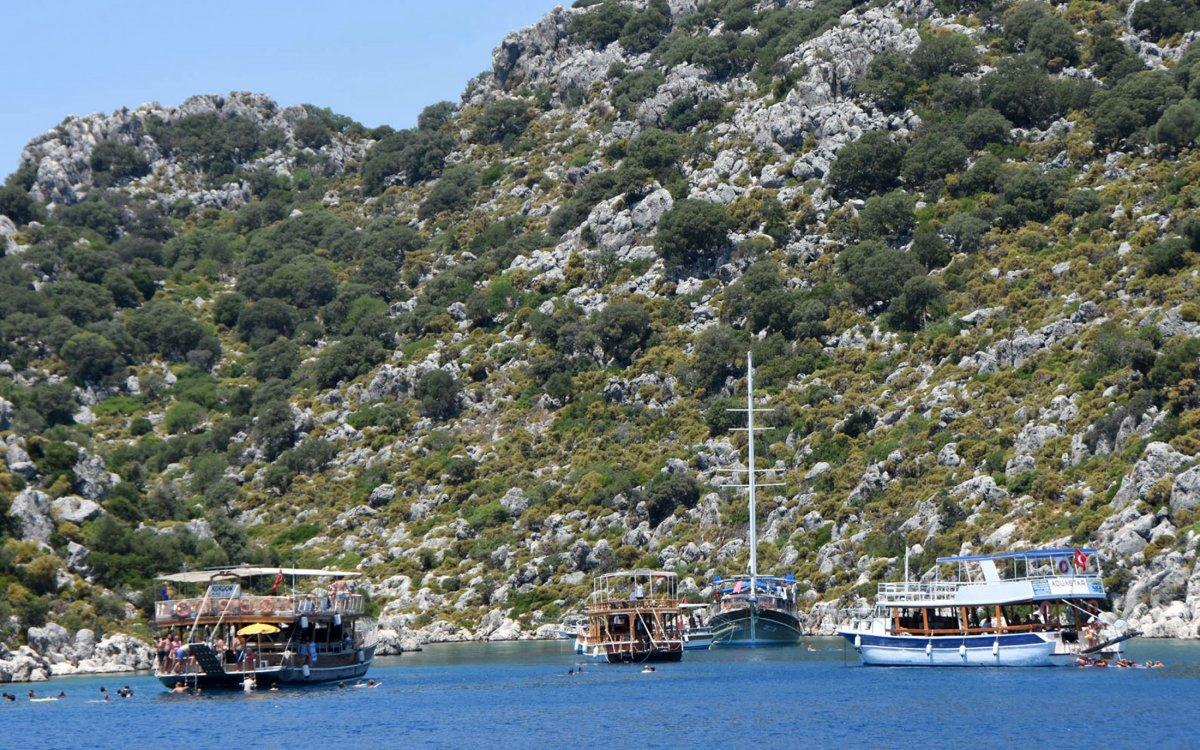 Kekova yerli ve yabancı turistlerin akınına uğradı