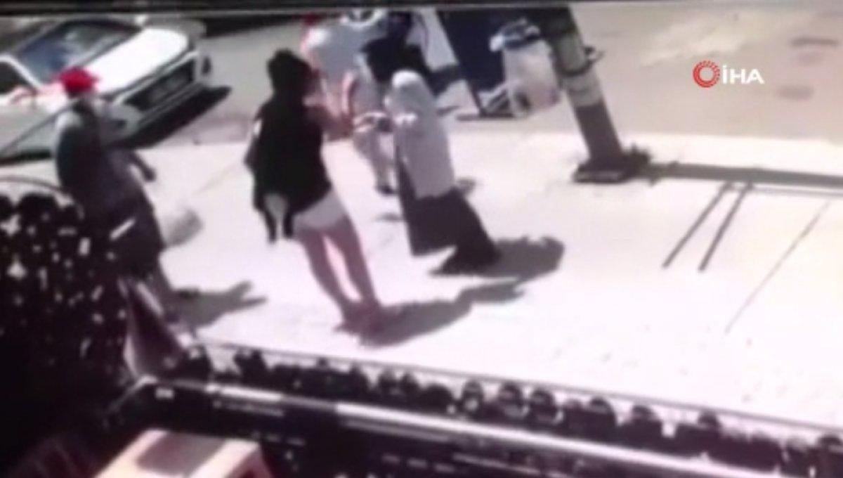 Küçükçekmece'de başörtülü kadına, 'ekmek düşürdün' diye saldırdı