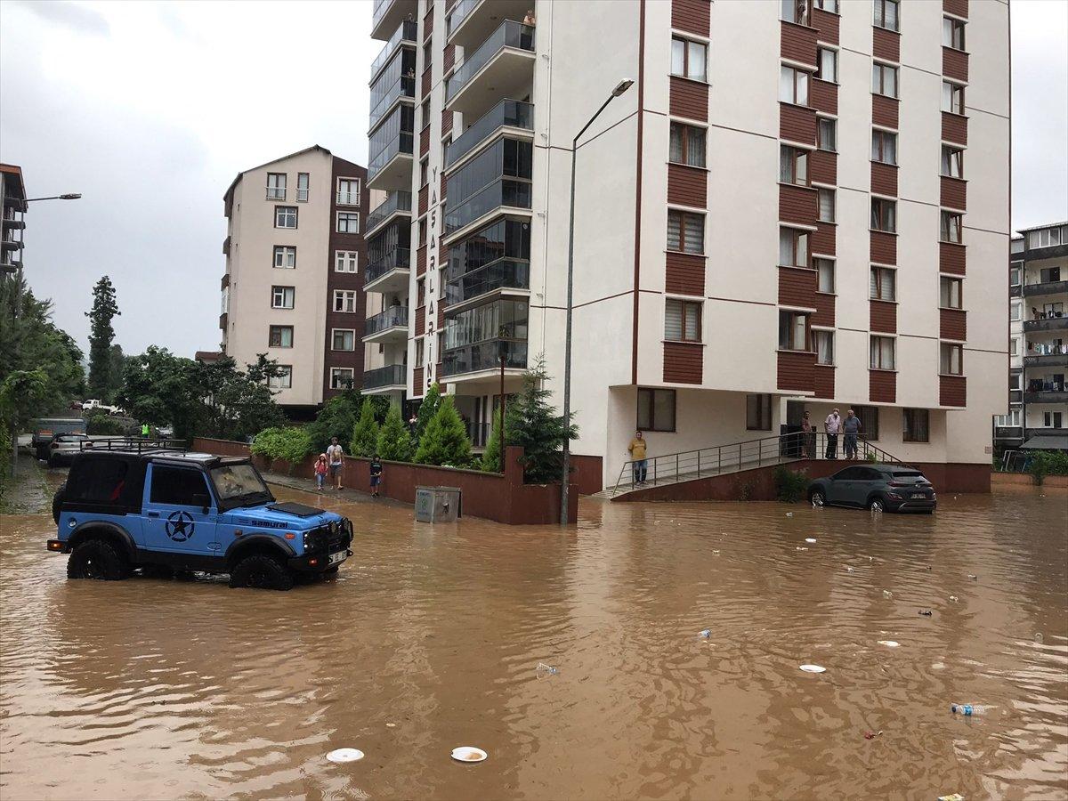 Doğu Karadeniz'de sağanak yağış etkisini gösterdi