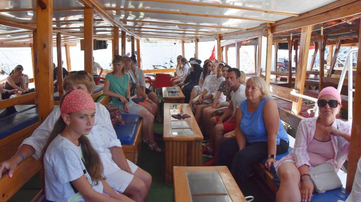 Kekova yerli ve yabancı turistlerin akınına uğradı