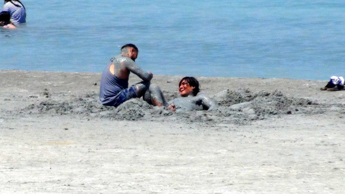 Salda Gölü'nde yasaklar unutuldu: Nargile içip, çamur banyosu yaptılar