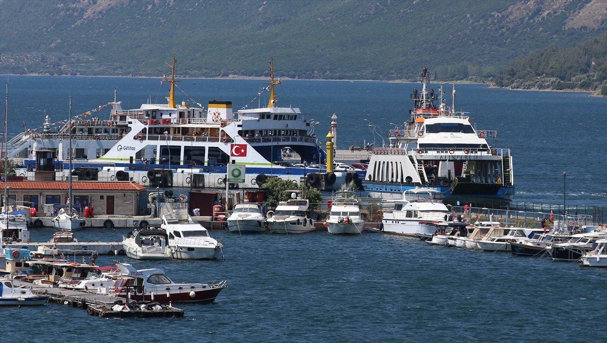 Çanakkale'deki feribot iskelelerinde tatilci yoğunluğu