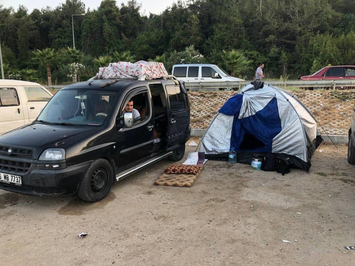 Antalya'da otellerde yer kalmayınca tatilciler dışarıda yattı