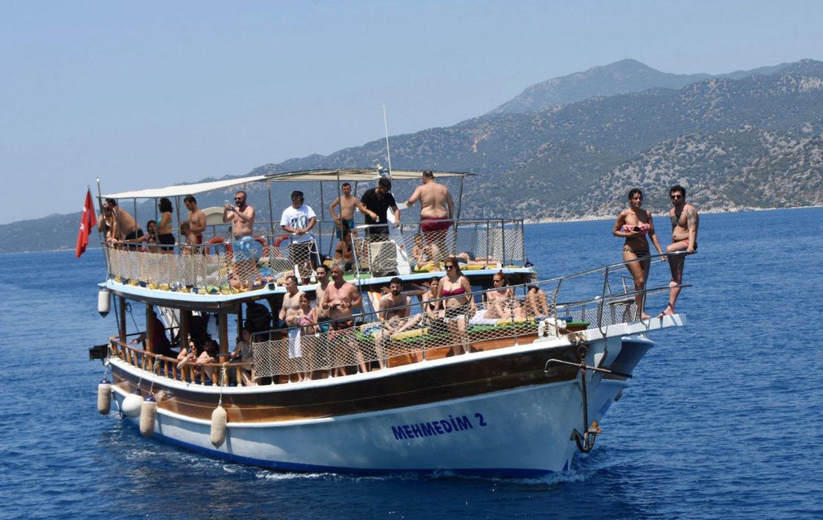 Kekova yerli ve yabancı turistlerin akınına uğradı