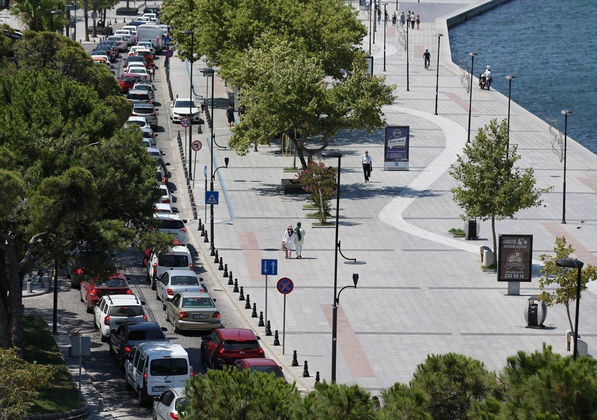 Çanakkale'deki feribot iskelelerinde tatilci yoğunluğu