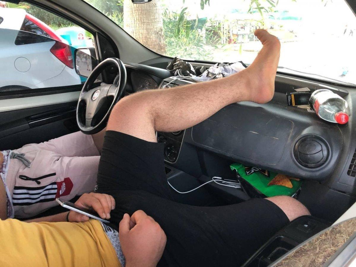 Antalya'da otellerde yer kalmayınca tatilciler dışarıda yattı