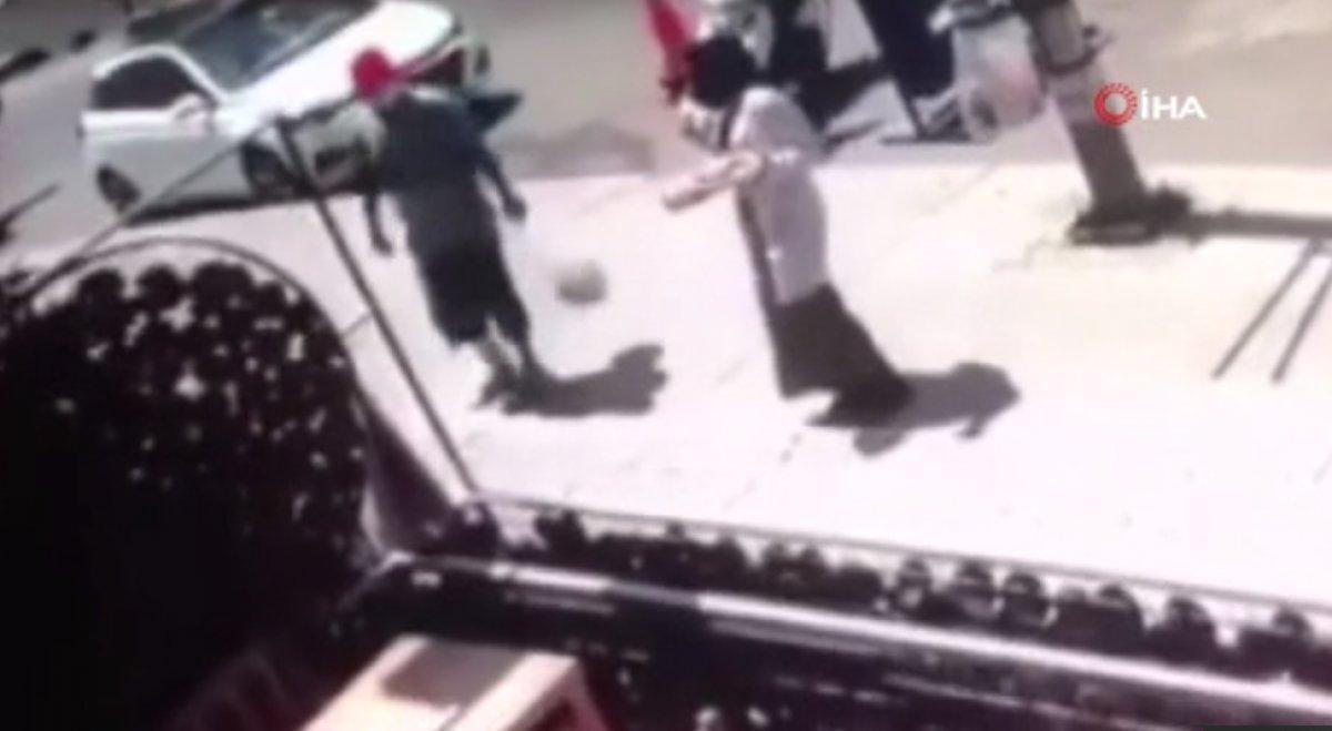 Küçükçekmece'de başörtülü kadına, 'ekmek düşürdün' diye saldırdı