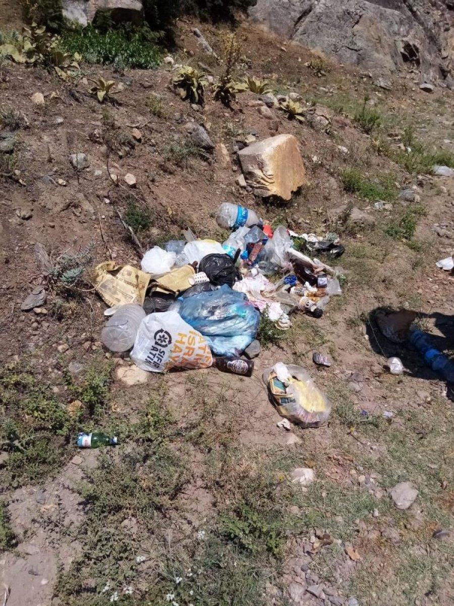 Denizli'de piknikçiler ormanlık alanlara çöplerini bıraktı