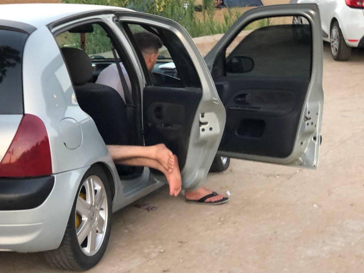 Antalya'da otellerde yer kalmayınca tatilciler dışarıda yattı