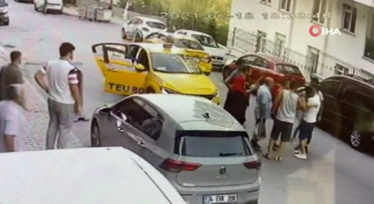 Esenyurt'ta yola atlayan çocuğa taksi çarptı