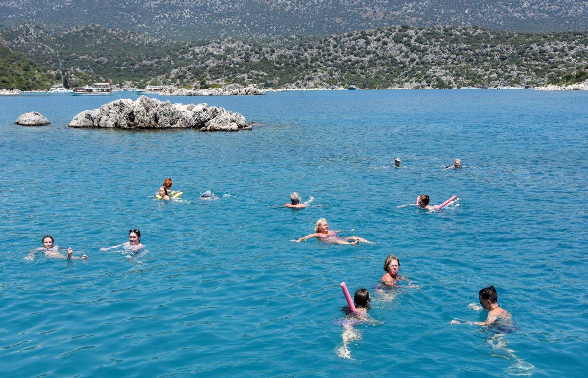 Kekova yerli ve yabancı turistlerin akınına uğradı