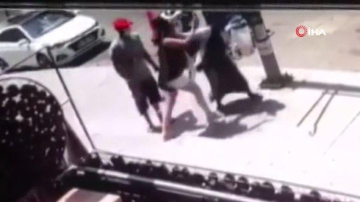 Küçükçekmece'de başörtülü kadına, 'ekmek düşürdün' diye saldırdı