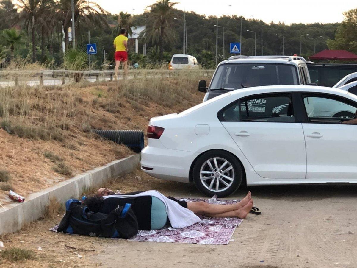 Antalya'da otellerde yer kalmayınca tatilciler dışarıda yattı
