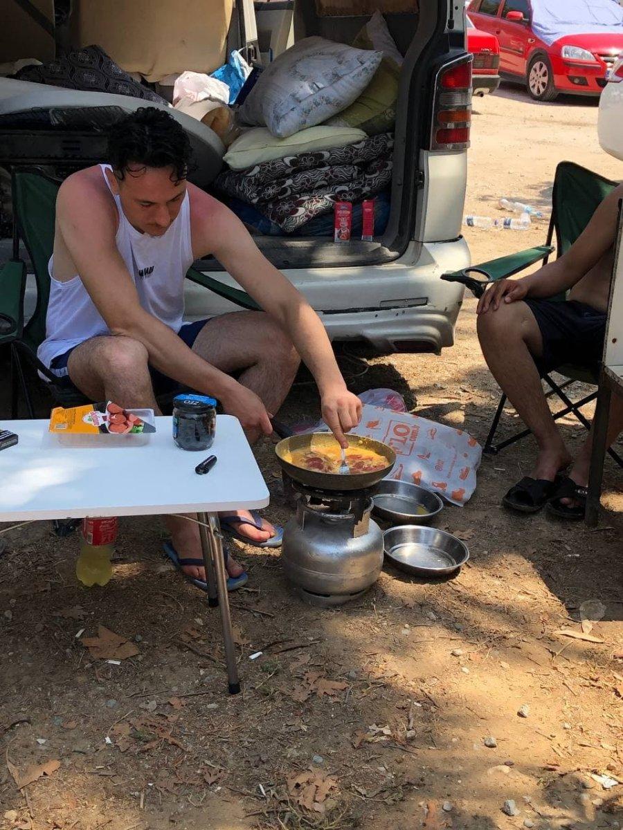 Antalya'da otellerde yer kalmayınca tatilciler dışarıda yattı