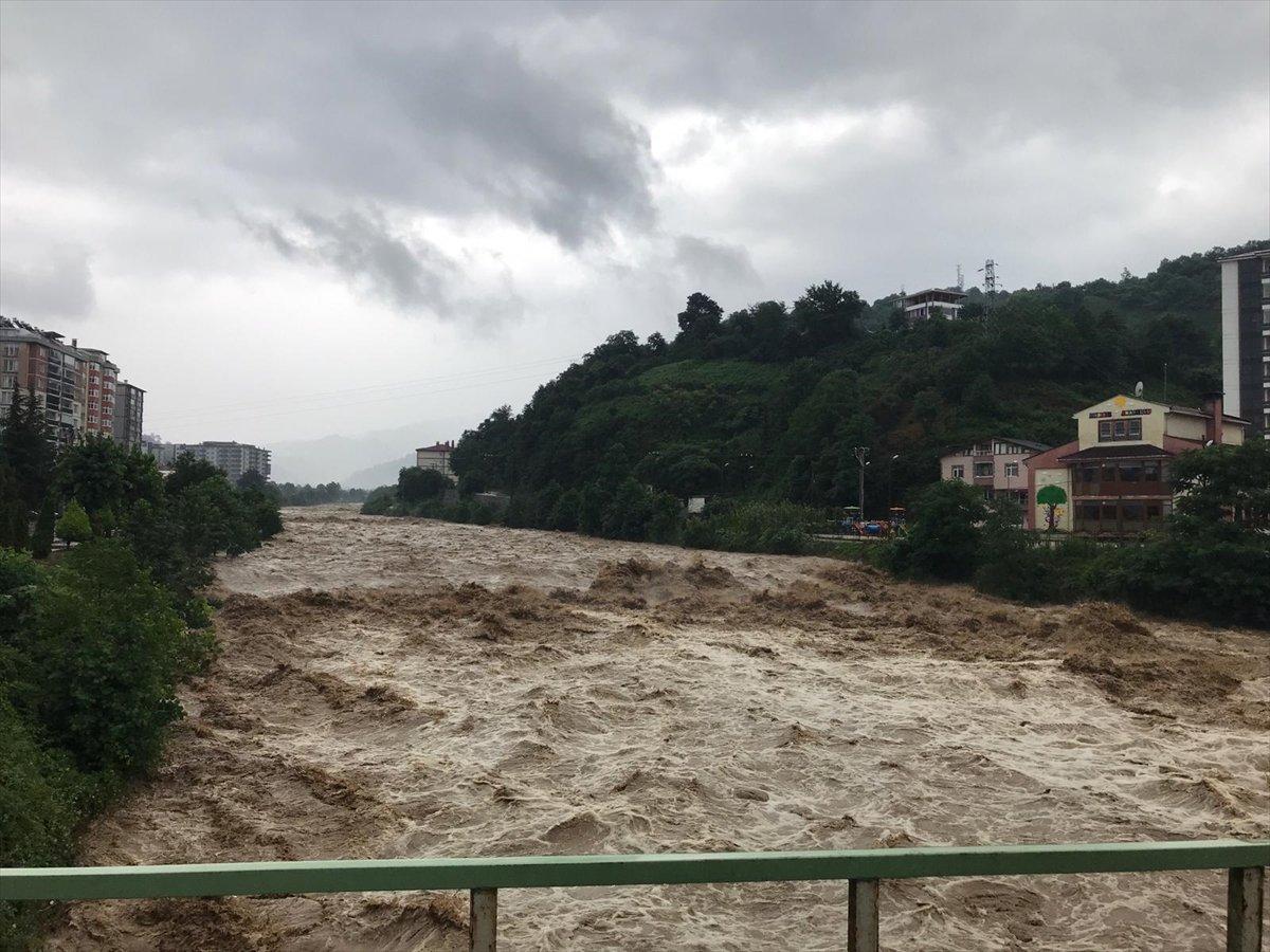Doğu Karadeniz'de sağanak yağış etkisini gösterdi