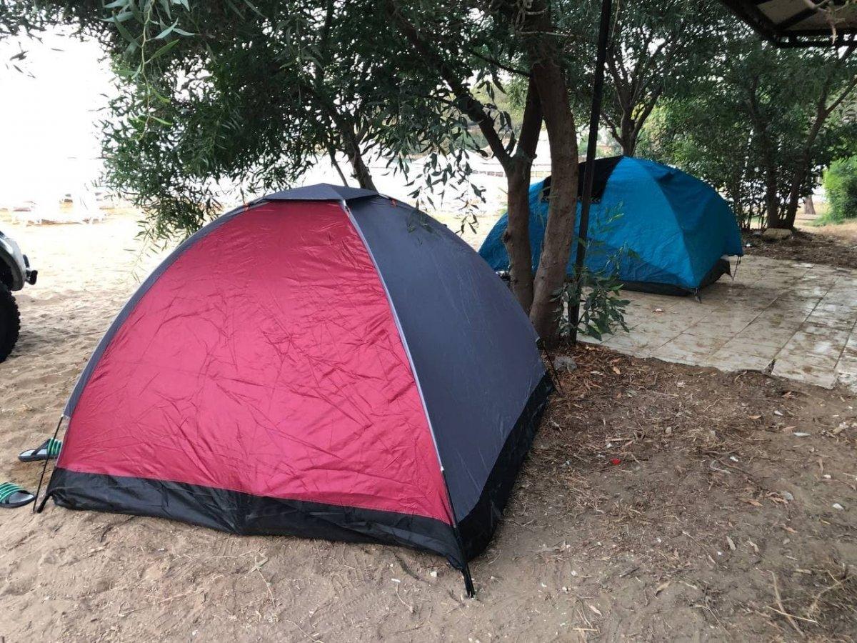 Antalya'da otellerde yer kalmayınca tatilciler dışarıda yattı