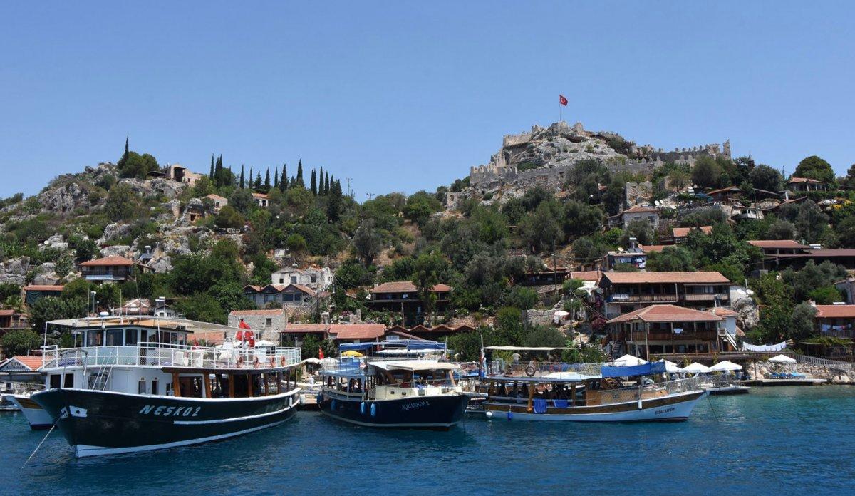 Kekova yerli ve yabancı turistlerin akınına uğradı