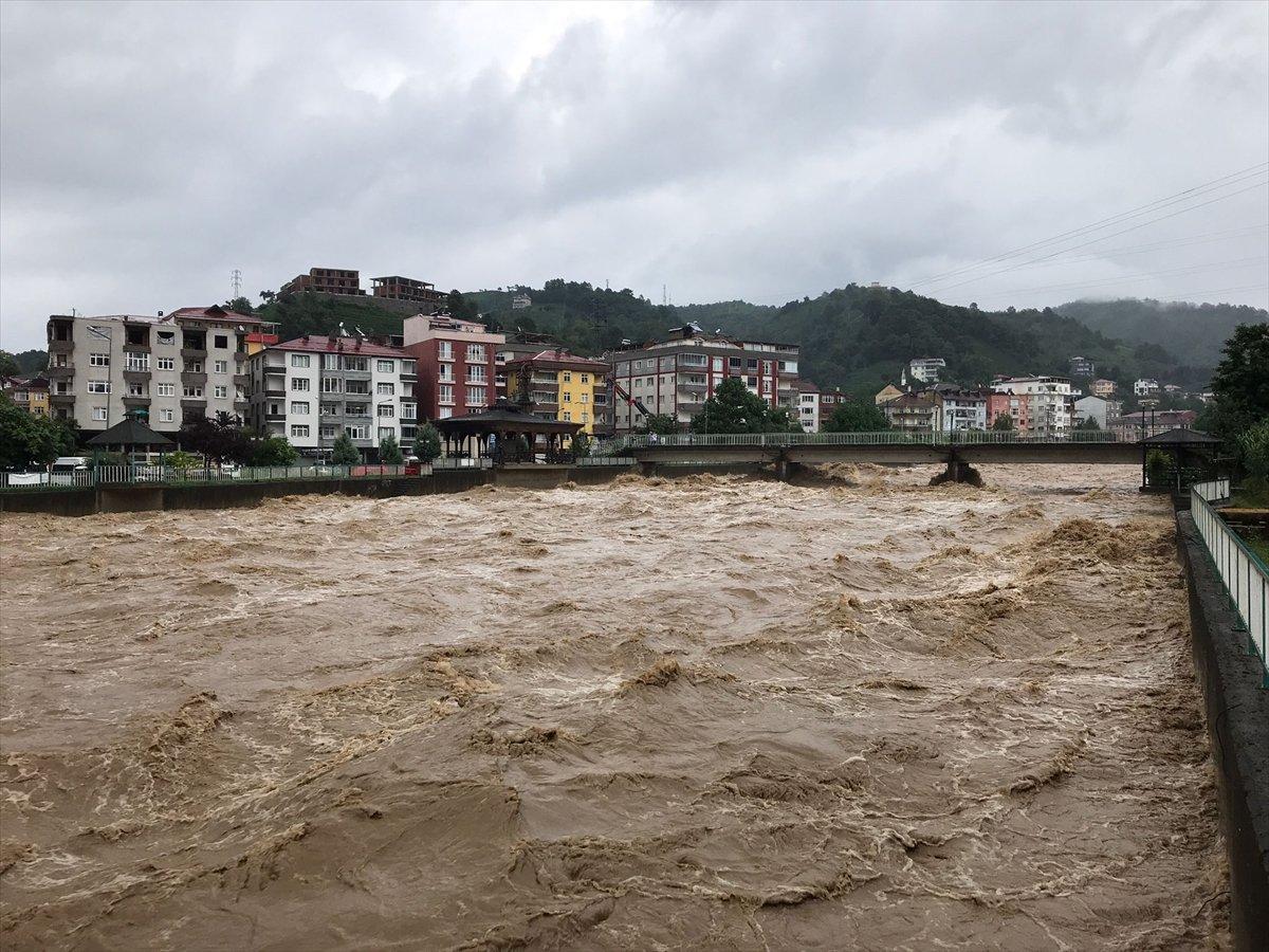 Doğu Karadeniz'de sağanak yağış etkisini gösterdi