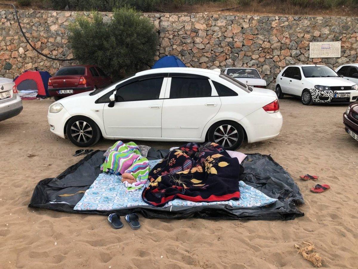 Antalya'da otellerde yer kalmayınca tatilciler dışarıda yattı