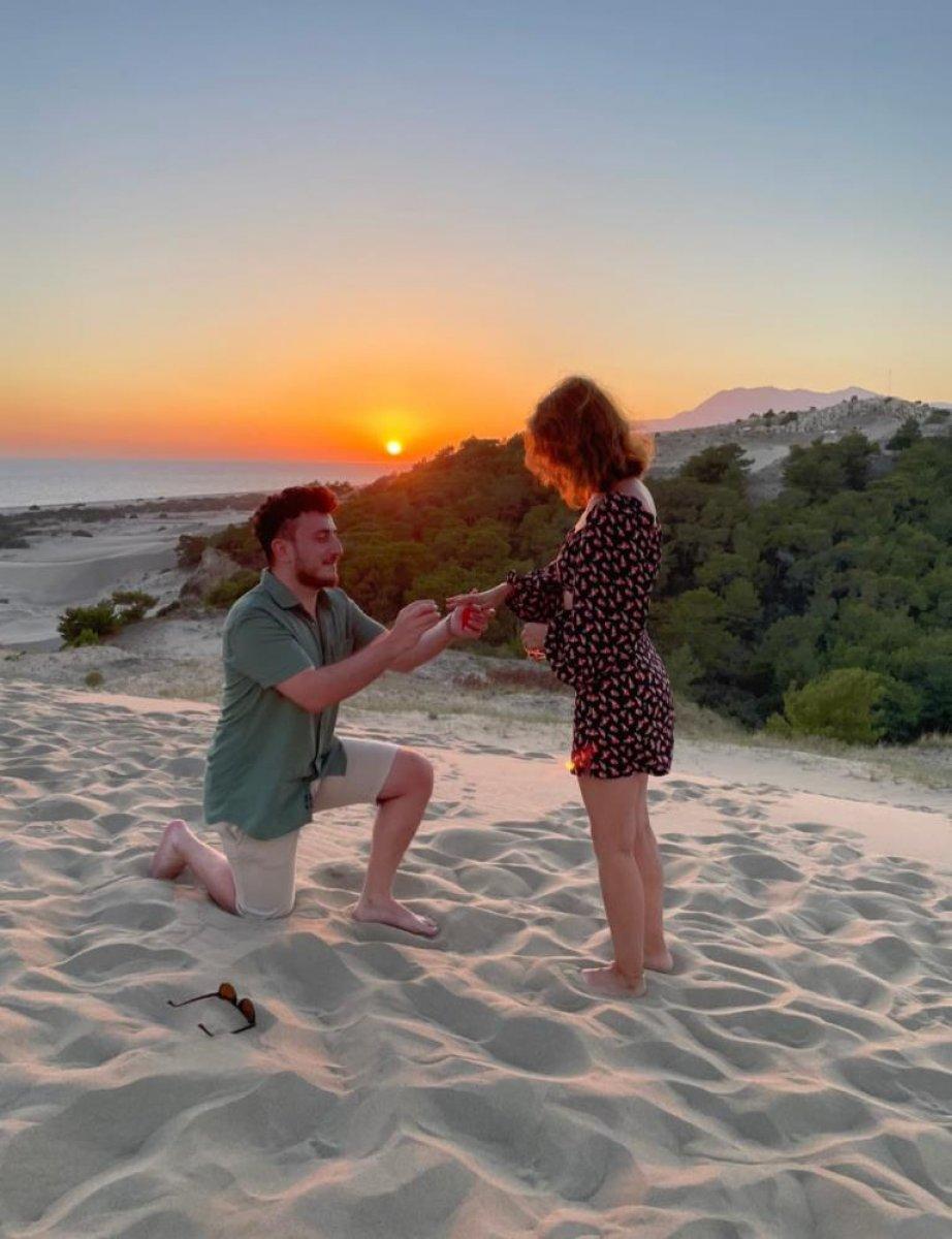 Antalya'da evlilik teklifi eden gencin planlarını tanıdıklar bozdu