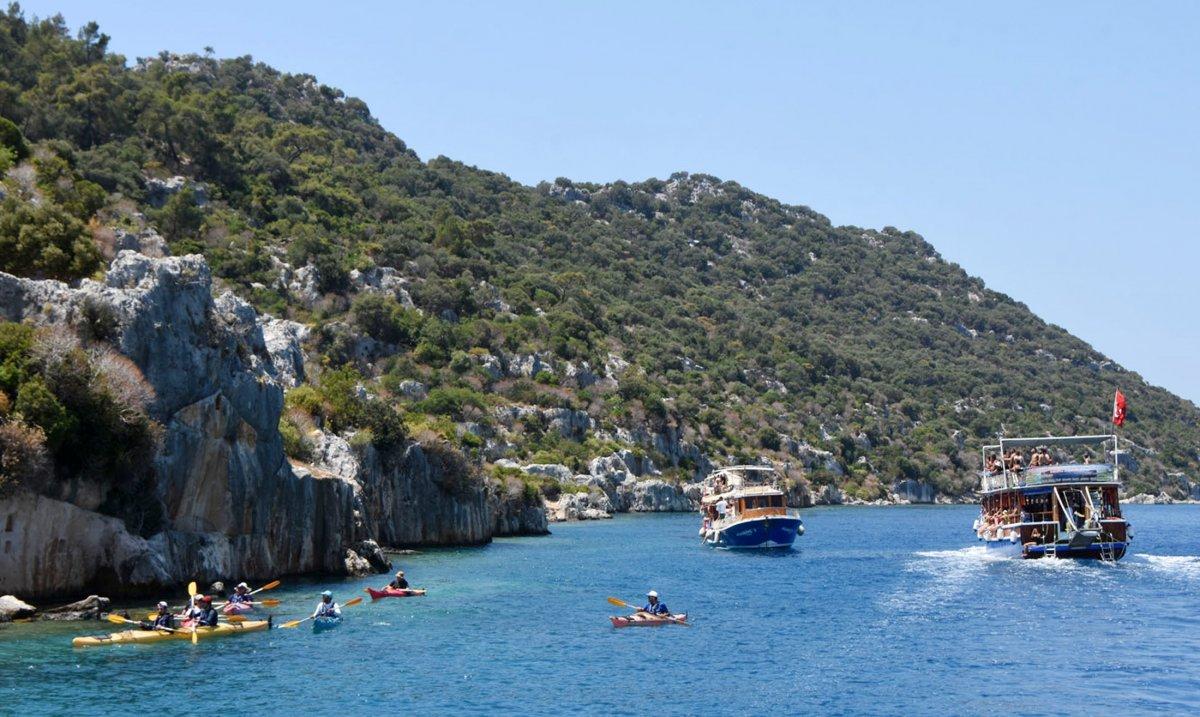 Kekova yerli ve yabancı turistlerin akınına uğradı