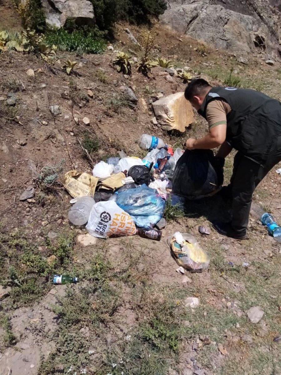 Denizli'de piknikçiler ormanlık alanlara çöplerini bıraktı