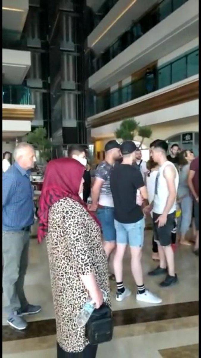 Antalya'daki otelde tatilciler, havuzu bastı