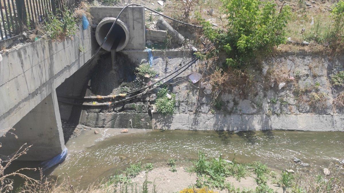 Esenyurt'ta dereye akan kirli sular ile atıklar mahalleliyi isyan ettirdi