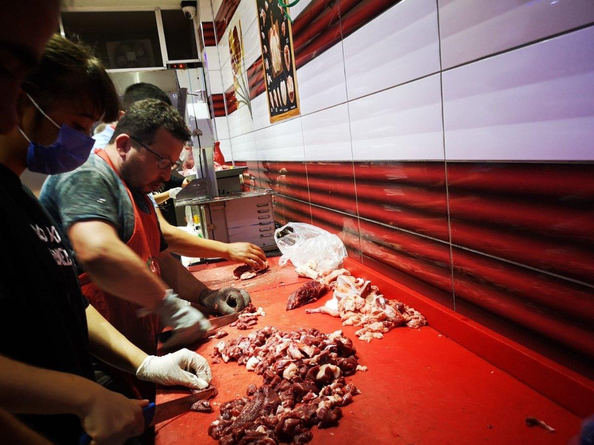 Denizli'de kasaplar sucuk mesaisine başladı