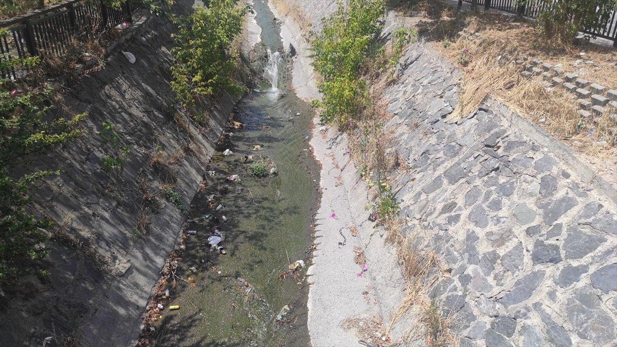 Esenyurt'ta dereye akan kirli sular ile atıklar mahalleliyi isyan ettirdi