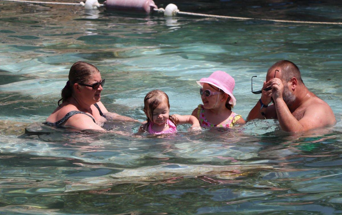 Denizli'de Antik Kleopatra Havuzu ziyaretçi akınına uğruyor