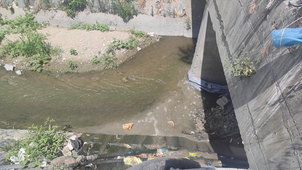 Esenyurt'ta dereye akan kirli sular ile atıklar mahalleliyi isyan ettirdi