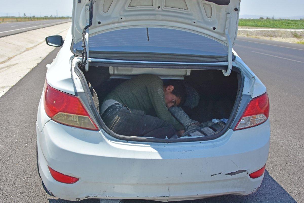 Konya'da otomobilde 10 kaçak göçmen yakalandı