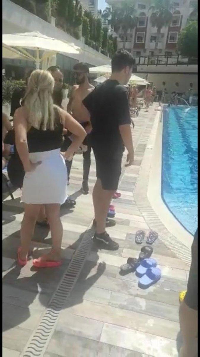 Antalya'daki otelde tatilciler, havuzu bastı