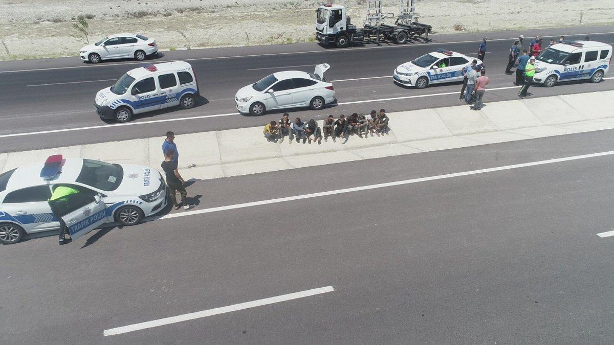 Konya'da otomobilde 10 kaçak göçmen yakalandı